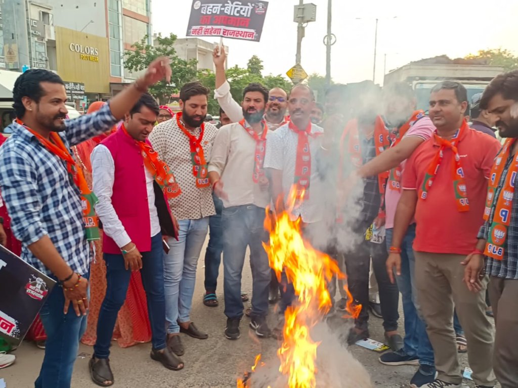 जयपुर में विरोध प्रदर्शन: बीजेपी कार्यकर्ताओं ने मुख्यमंत्री का पुतला दहन किया 15 whatsapp image 2023 08 04 at 192454 1691157753