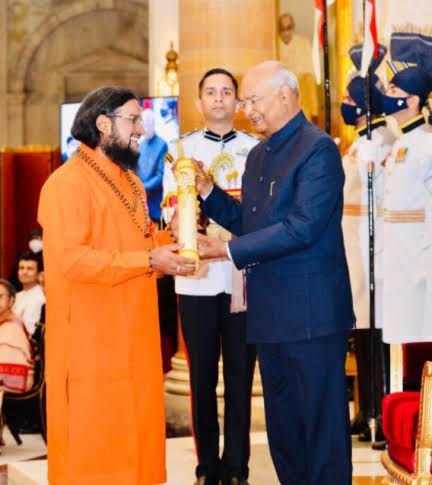 ये है असली कलाकार! उदयपुर के होटल शेफ़ हर्षवर्धन सिंह ने किया ऐसा कमाल, पद्मश्री गुरु ब्रह्मेशानंदाचार्य भी हुए कायल 15 ब्रह्मेशानंदाचार्य