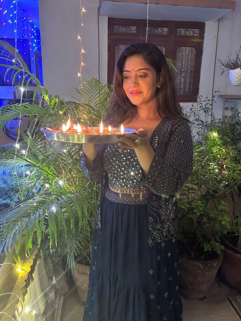 भोजपुरी एक्ट्रेस शुभी शर्मा का देसी अंदाज, दीपक थामे फोटो शेयर कर दी फैंस को दिवाली की बधाई 14 img 20241031 wa02203701870562975100836