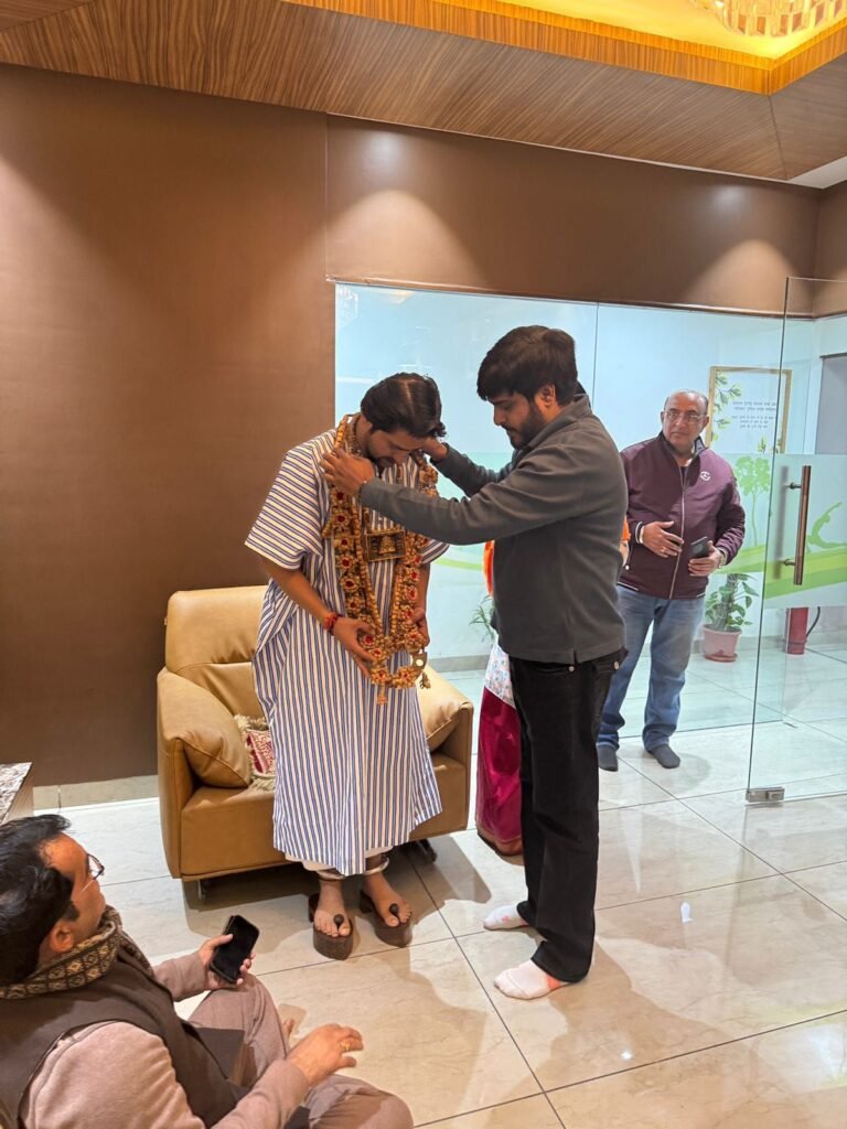 लाल चंदन, बाबा बागेश्वर, और पुष्पा 2: जानिए धीरेन्द्र कृष्ण शास्त्री के इस भेट की माला की असली कहानी! 15 img 20241214 wa00014996931744534487899