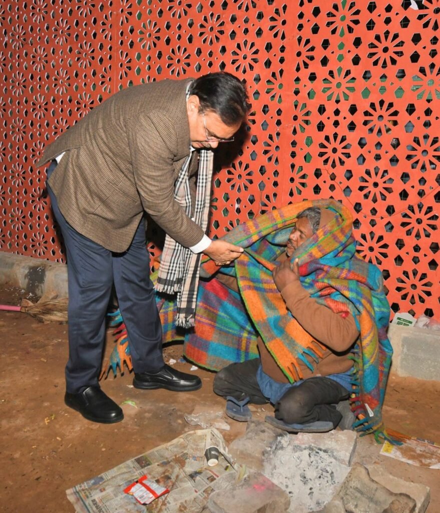 सड़क किनारे सो रहे लोगों को सीएम ने ओढ़ाए कंबल, जनता बोली- "ये तो असली नायक हैं!" अधिकारियों के छुड़ाए पसीने 15 rj jpr 01 cmbhajan3jan pkg 7203319 03012025060758 0301f 1735864678 8521564176645779295652