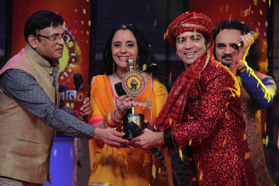 'माटी के लाल' की ऐतिहासिक उपलब्धि: आलोक पाण्डेय 'गोपाल' को मिली डॉक्टरेट की मानद उपाधि 15 भोजपुरी लोकगायक आलोक पाण्डेय गोपाल को थावे विद्यापीठ ने दी डॉक्टरेट की मानद उपाधि