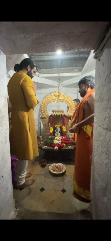 कन्नप्पा की रिलीज से पहले, विष्णु मांचू ने भगवान शिव मंदिर में आशीर्वाद लिया 15 img 20250317 wa00052914982102596497228