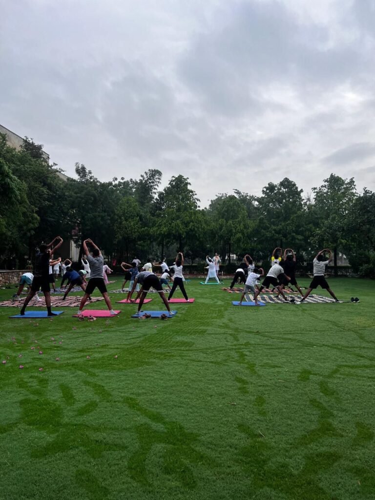 अंतर्राष्ट्रीय योग दिवस पर आगमन फिटनेस जिम और ऑरोबिंदो इंटरनेशनल स्कूल का भव्य आयोजन 16 img 20250621 wa00458626600782108197320