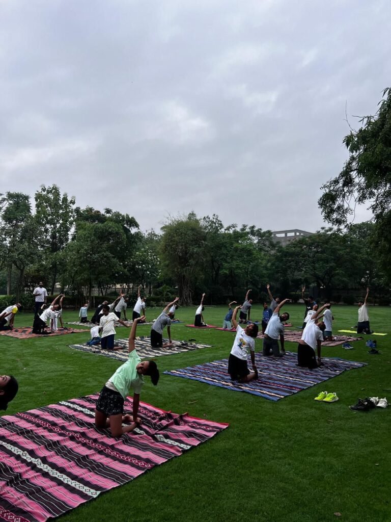 अंतर्राष्ट्रीय योग दिवस पर आगमन फिटनेस जिम और ऑरोबिंदो इंटरनेशनल स्कूल का भव्य आयोजन 15 img 20250621 wa00486600358500381692012